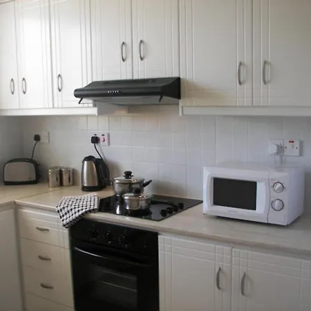 Ground Floor Leading To Pool Eg5, 2 Bedrooms, Free Wifi דירה