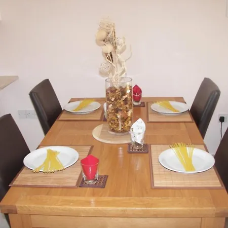 Ground Floor Leading To Pool Eg5, 2 Bedrooms, Free Wifi Apartment